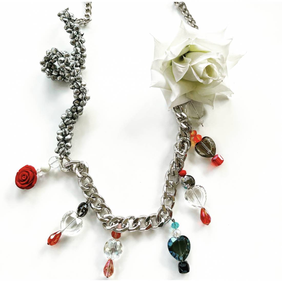 COLLANA ROSA BIANCA E CAMPANELLI