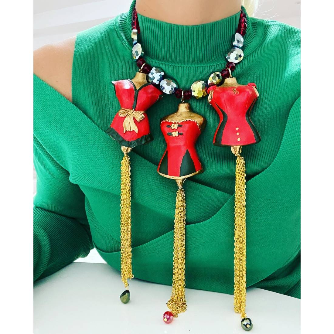 COLLANA TRE ABITI ROSSI