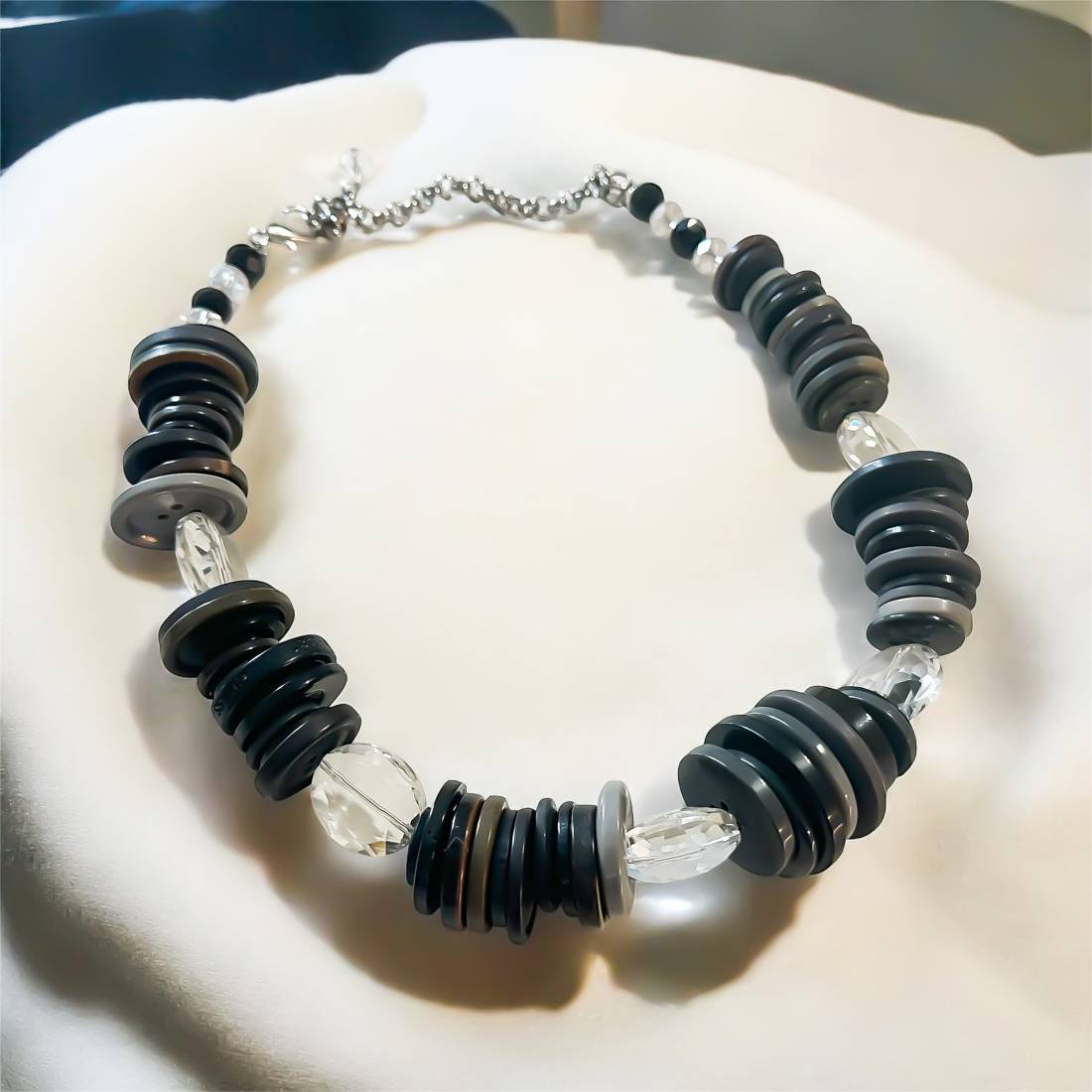 COLLANA BOTTONI IN FILA NERI